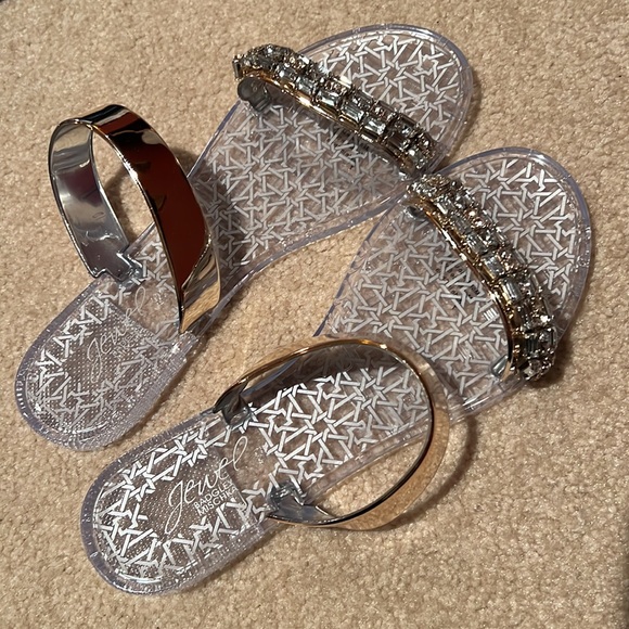 NWT JELLY SANDALS WITH SILVER AND RHINESTONE ACCENT SIZE 38 - Picture 3 of 5